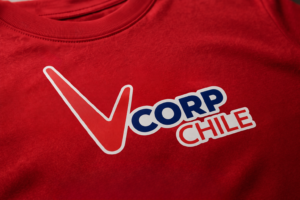 camiseta roja con estampado vcorp chile