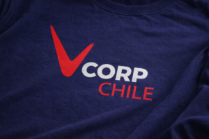 logo de corp chile en camiseta